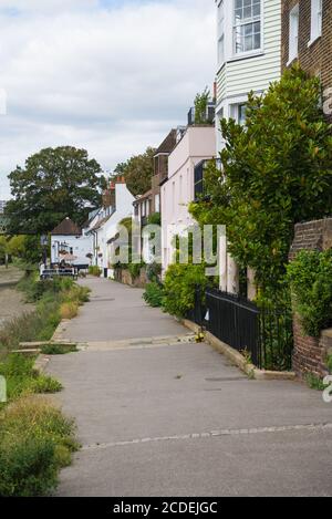 Blick auf die Bulls Head Taverne am Flussufer in Strand-on-the-Green, Chiswick, London, England, Großbritannien Stockfoto