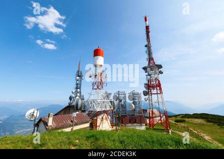 Technologie auf dem GSM-Telekommunikationsturm 5G. Handy-Antennen auf dem Gipfel des Berges. Empfangs- und Sendestationen. Stockfoto