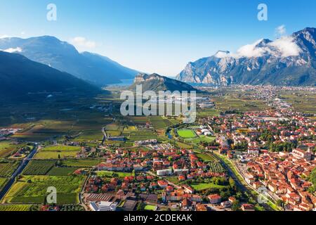 Arco Italienische Stadt. Schöne Aussicht von der Spitze des Riva del Garda Stockfoto