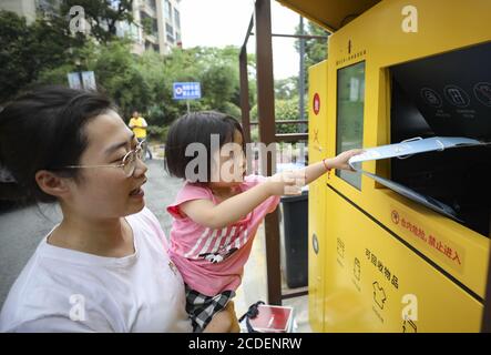 Huaian, Huaian, China. August 2020. JiangsuÃ¯Â¼Å'CHINA-am 27. August 2020 wurde die ''ai Klassifizierung Ã‚Â· ai Recycling smart Recycling machine'' in shangri-la Wohngebiet im qingjiang Qingqu Bezirk in huaian Stadt, Provinz jiangsu in Betrieb genommen. Durch das Scannen des zweidimensionalen Codes über die Handynummer oder WeChat können die Bewohner Müll rein und Recyclingpunkte erhalten. Ein Punkt entspricht einem Yuan, und sie können Geld abheben, nachdem die Punkte das Limit erreicht haben. Der Preis für die Müllabfuhr ist offen und transparent, nicht niedriger als der Marktpreis, der zur Förderung von Res dient Stockfoto