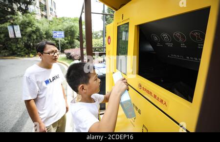 Huaian, Huaian, China. August 2020. JiangsuÃ¯Â¼Å'CHINA-am 27. August 2020 wurde die ''ai Klassifizierung Ã‚Â· ai Recycling smart Recycling machine'' in shangri-la Wohngebiet im qingjiang Qingqu Bezirk in huaian Stadt, Provinz jiangsu in Betrieb genommen. Durch das Scannen des zweidimensionalen Codes über die Handynummer oder WeChat können die Bewohner Müll rein und Recyclingpunkte erhalten. Ein Punkt entspricht einem Yuan, und sie können Geld abheben, nachdem die Punkte das Limit erreicht haben. Der Preis für die Müllabfuhr ist offen und transparent, nicht niedriger als der Marktpreis, der zur Förderung von Res dient Stockfoto