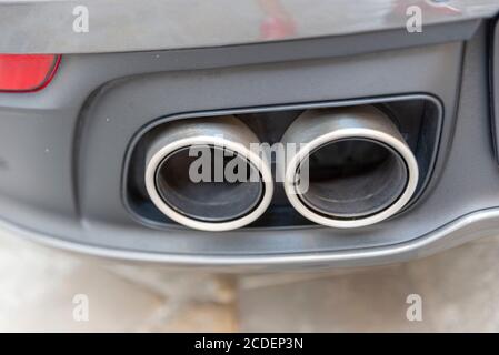 Ein zylindrischer Doppel-Sportwagen-Auspuff Stockfoto