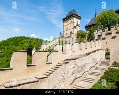 Karlstejn Königliches Schloss, mittelalterliche gotische Burg mit Befestigungsmauern an sonnigen Sommertagen. Tschechische Republik Stockfoto