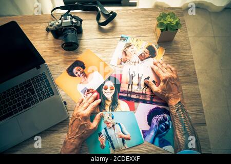 Fotograf in seinem Studio, der Fotos für Freunde auswählt. Hipster Mann arbeitet für die nächste Bearbeitung von Bildern. Technologiekonzept - Bild. Stockfoto