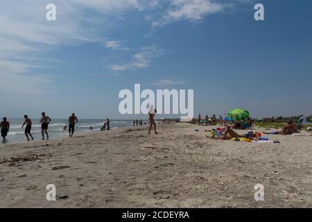 Corbu, Constanta, Rumänien - 14. August 2019: Die Menschen genießen einen entspannten Sommertag am letzten virging Strand in Corbu, Rumänien. Stockfoto