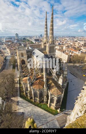 Bordeaux, Departement Gironde, Aquitanien, Frankreich. St Andrew's Cathedral (La Cathedrale Saint-Andre de Bordeaux) fotografiert von der Tour, oder Turm, Stockfoto