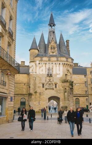 Bordeaux, Departement Gironde, Aquitanien, Frankreich. Porte Cailhau, Place du Palais. Das historische Zentrum von Bordeaux ist ein UNESCO-Weltkulturerbe. Stockfoto