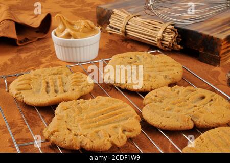 Frisch gebackene Erdnussbutterkekse auf einem Draht Coolingrack Stockfoto