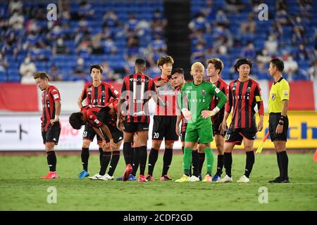 Consadole Sapporo Spieler sehen niedergeschlagen aus, nachdem sie das J.League J1 Fußballspiel zwischen Yokohama F. Marinos 4-1 Hokkaido Consadole Sapporo im Nissan Stadium am 26. August 2020 in Yokohama, Kanagawa, Japan, verloren haben. Quelle: AFLO/Alamy Live News Stockfoto