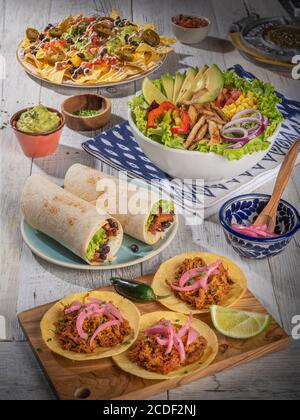 Köstliches Bankett mit traditioneller mexikanischer Küche, lateinamerikanischer Küche, würzigen Tacos Burritos, Fast Street Food Stockfoto