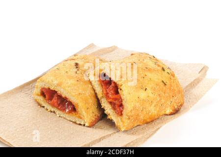 Mini Calzones oder Pizzataschen mit Pepperoni auf einem weißen Hintergrund Stockfoto