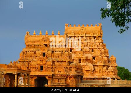 Schöne Aussicht auf Eingang Tor (gopura) zum Hindu Sri Brihadeeswara Tempel im Licht der Abendsonne in Thanjavur, Chennai, Tamil Nadu, Indien Stockfoto