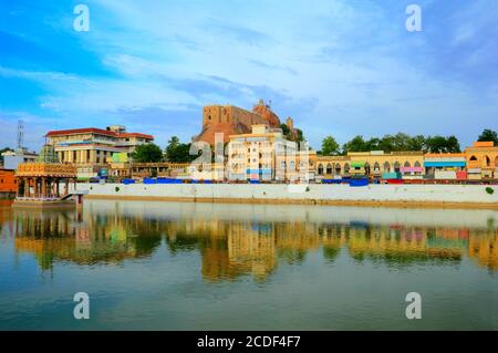 Schöne malerische Aussicht auf Trichy (Tiruchirapalli) Stadt mit bunten Häusern, alten Rock Fort (Rockfort) und Hindu-Tempel, Chennai, Tamil Nadu, Indien Stockfoto