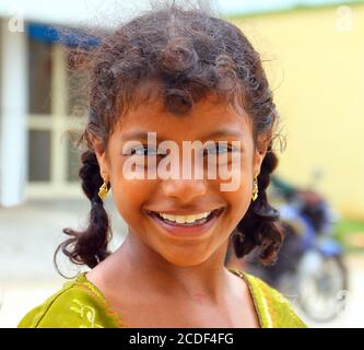 CHENNAI, INDIEN - AUG 16: Unidentifiziertes hindu-Mädchen posiert für eine Kamera am 16. August 2020 in Chennai, Tamil Nadu, Südindien. Menschen vor Ort Stockfoto