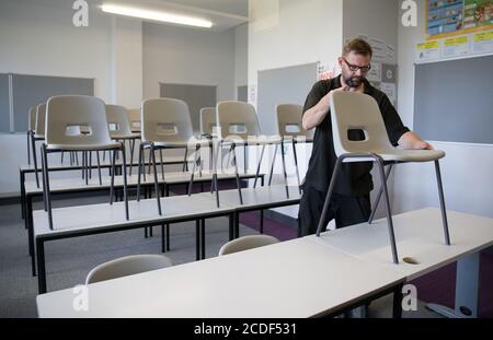 Die Lehrstühle werden in einem Klassenzimmer der Ark Charter Academy in Portsmouth abgesetzt, da die Vorbereitungen vor Beginn des neuen Semesters getroffen werden. Stockfoto