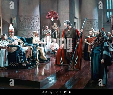 YUL BRYNNER ANNE BAXTER CHARLTON HESTON HENRY WILCOXON und JOHN CARRADINE in DEN ZEHN GEBOTEN 1956 Regisseur CECIL B. DeMille Motion Picture Associates / Paramount Pictures Stockfoto