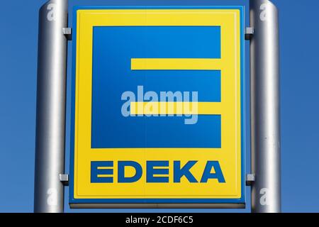 Stuttgart, 17. Mai 2020: EDEKA Logo Schild Supermarkt Lebensmittelgeschäft Discounter in Deutschland. Stockfoto