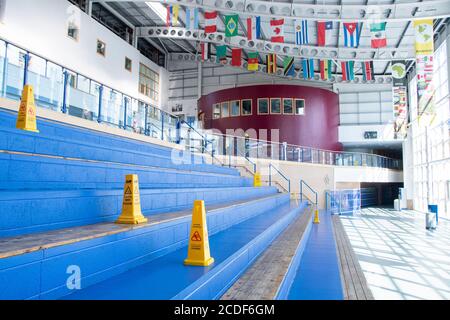 Wakefield, Großbritannien - 05 Aug 2017: Gelbe Vorsicht nasse Bodenkegel auf den blauen Stufen des Auditoriums in der Horbury Academy, Wakefield Road, Horbury Stockfoto