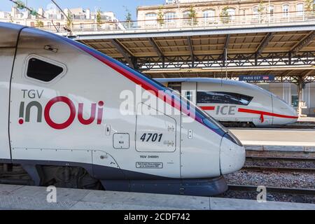 Paris, Frankreich - 23. Juli 2019: Französischer TGV und deutscher ICE-Hochgeschwindigkeitszug Deutsche Bahn DB Paris Est Bahnhof in Frankreich. Stockfoto