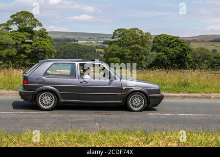 1990 90er Jahre VW VOLKSWAGEN GOLF MK2 GTI 16V 3DR Vehicular Traffic Moving Vehicular Traffic Fahrzeuge, Autos fahren Fahrzeug auf britischen Straßen, Motoren, Auto in Bolton UK Stockfoto