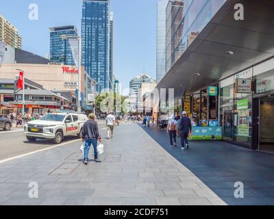 Bürgersteig in einem belebten sind in Chatswood Vorort in Lower North Shore und Fußgänger, die entlang der Bürgersteig auf ein Sonniger Sommernachmittag Stockfoto