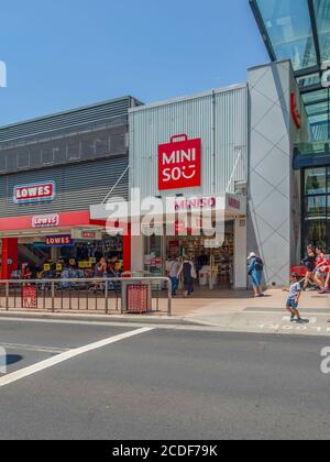 MINISO und Lowes Einzelhandelsfassade in Chatswood Vorort in Lower North Shore an einem sonnigen Sommernachmittag mit blauem Himmel Stockfoto