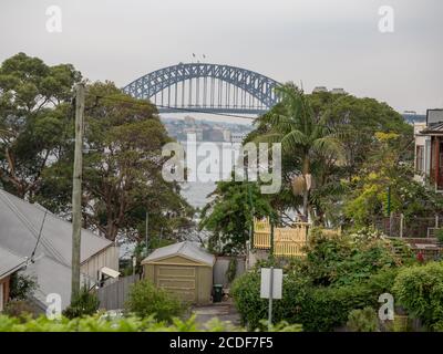 Straße in Balmain und Blick auf Sydney Harbour und Habour Brücke Hintergrund Weichzeichnen an einem trüben Sommernachmittag Stockfoto