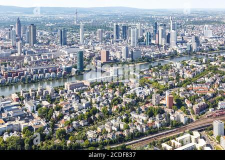 Frankfurt, Deutschland - 27. Mai 2020: Frankfurt Skyline Luftbild Stadt Main Fluss ICE Bahn Züge Wolkenkratzer Commerzbank in Deutschland. Stockfoto