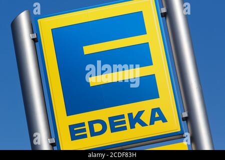Stuttgart, 17. Mai 2020: EDEKA Logo Schild Supermarkt Lebensmittelgeschäft Discounter in Deutschland. Stockfoto