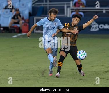 Kansas City, Kansas, USA. August 2020. Sportlicher KC-Mittelfeldspieler Graham Zusi #8 (l) tackt den Ball weg vom Houston Dynamo-Mittelfeldspieler Memo Rodriguez #8 Credit: Serena S.Y. Hsu/ZUMA Wire/Alamy Live News Stockfoto