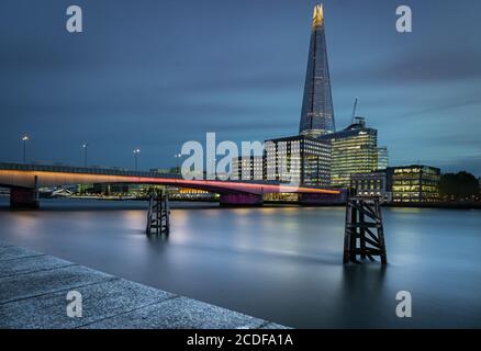 Der Shard und die Themse bei Nacht Stockfoto