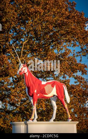 Damien Hirsts Skulptur 'Myth' im Yorkshire Sculpture Park in der Nähe von Wakefield, Yorkshire, Großbritannien Stockfoto