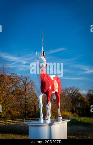 Damien Hirsts Skulptur 'Myth' im Yorkshire Sculpture Park in der Nähe von Wakefield, Yorkshire, Großbritannien Stockfoto