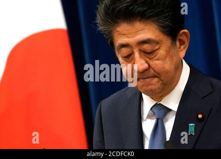 Tokio, Japan. August 2020. Der japanische Premierminister Shinzo Abe reagiert auf eine Pressekonferenz am 28. August 2020 in Tokio, Japan. Der japanische Premierminister Shinzo Abe hat bei einer Pressekonferenz am Freitag gesagt, dass er aus gesundheitlichen Gründen von seinem Amt abtreten wird. (Franck Robichon/Pool via Xinhua) Quelle: Xinhua/Alamy Live News Stockfoto