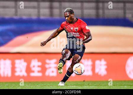 Der kamerunische Fußballspieler John Mary von Shenzhen F.C. schießt beim sechsten Spiel der chinesischen Super League (CSL) 2020 gegen Dalian Professional F.C., Stadt Dalian, nordöstlich von Chinas Provinz Liaoning, 20. August 2020. Shenzhen F.C. besiegte Dalian Professional F.C. mit 3:2. Stockfoto