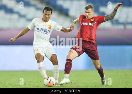 Argentinischer Fußballspieler Ezequiel Lavezzi von Hebei China Fortune F.C., rechts, versucht, den Ball während des sechsten Spielrunde der 2020 Chinese Super League (CSL) gegen Hebei China Fortune F.C, Stadt Suzhou, Ost-Chinas Provinz Jiangsu, 21. August 2020 zu stehlen. Hebei China Fortune F.C besiegte den FC Wuhan Zall mit 3:1. Stockfoto