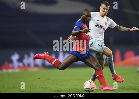 Argentinischer Fußballspieler Ezequiel Lavezzi von Hebei China Fortune F.C., rechts, verteidigt kamerunischen Profifußballspieler Joseph Minala von Qingdao Huanghai F.C., links, während des siebte-Runde-Spiels der 2020 Chinese Super League (CSL), Stadt Suzhou, Ost-Chinas Provinz Jiangsu, 27. August 2020. Qingdao Huanghai F.C. wurde von Hebei China Fortune F.C. mit 1:2 besiegt. Stockfoto