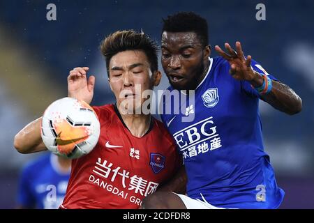 Der kongolesische Fußballspieler Oscar Maritu oder Oscar von Shijiazhuang immer heller F.C., rechts, kämpft um den Ball während des sechsten Spielrunde der 2020 Chinese Super League (CSL) gegen Chongqing SWM, Stadt Suzhou, Ost-Chinas Provinz Jiangsu, 21. August 2020. Chongqing SWM besiegte Shijiazhuang mit 1:0. Stockfoto