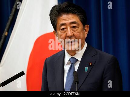 Tokio, Japan. August 2020. Der japanische Premierminister Shinzo Abe spricht während einer Pressekonferenz am 28. August 2020 in Tokio, Japan. Der japanische Premierminister Shinzo Abe sagte am Freitag bei einer Pressekonferenz, dass er aus gesundheitlichen Gründen von seinem Amt abtreten werde. (Franck Robichon/Pool via Xinhua) Quelle: Xinhua/Alamy Live News Stockfoto