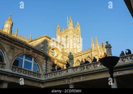 Bath Abbey, ein ehemaliges Benediktinerkloster in Bath, Somerset, Südwestengland, von den berühmten römischen Bädern an einem sonnigen Wintertag aus gesehen Stockfoto