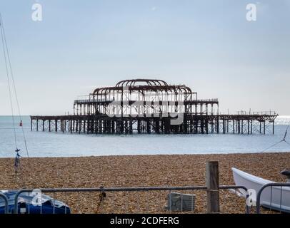 Die Ruinen und das strukturelle Skelett des verfallenen Brighton West Pier, vor der Küste von Brighton Beach, West Sussex, Südostengland Stockfoto