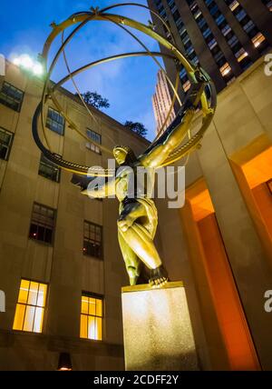 Atlas, eine Bronzestatue im Rockefeller Center, im Innenhof des International Building, Midtown Manhattan, New York City, New York, USA Stockfoto