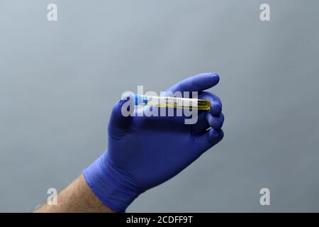 Doktor hält COVID 19 Coronavirus Impfstoff in der Hand Stockfoto