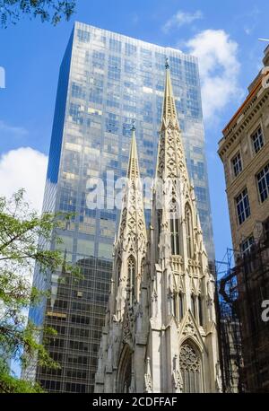 St Patrick's Cathedral, Fifth Avenue, Manhattan, New York City, New York, USA: Ein historisches Gebäude im Kontrast zum angrenzenden modernen Bürogebäude Stockfoto