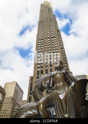 Statue vor dem hohen Wolkenkratzer 30 Rockefeller Plaza im Rockefeller Center, Midtown Manhattan, New York City, New York, USA Stockfoto