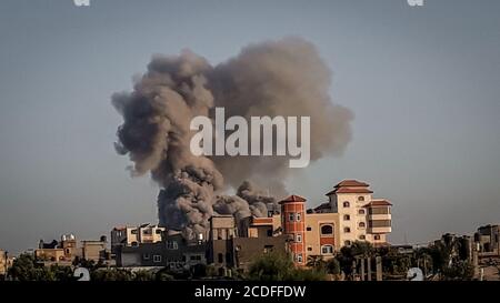 Gaza-Stadt, Der Gazastreifen, Palästina. August 2020. Rauch steigt am Himmel von Gaza-Stadt auf, nachdem israelische Flugzeuge Gaza angreifen. Kredit: Abed Alrahman Alkahlout/Quds Net Nachrichten/ZUMA Wire/Alamy Live Nachrichten Stockfoto