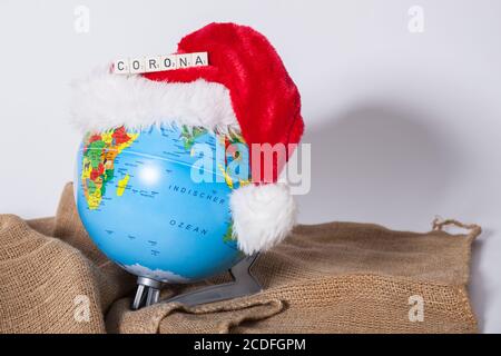 Bamberg, Deutschland. August 2020. Bamberg, Deutschland 28. August 2020: Symbole - Coronavirus - 08/28/2020 Corona Lettering, Corona mit Weihaftertsmuetze und Globus, Globus, Verwendung weltweit Quelle: dpa/Alamy Live News Stockfoto