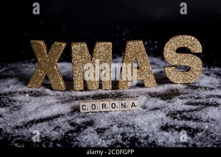 Bamberg, Deutschland. August 2020. Bamberg, Deutschland 28. August 2020: Symbole - Coronavirus - 08/28/2020 Corona mit Weihaftertsschriftzug, WEIHNACHTEN, im Schnee Quelle: dpa/Alamy Live News Stockfoto