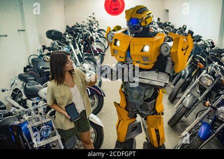 Roboter Transformator steht in der Garage in der Nähe Mädchen. Stockfoto