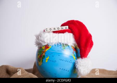 Bamberg, Deutschland. August 2020. Bamberg, Deutschland 28. August 2020: Symbole - Coronavirus - 08/28/2020 Corona Lettering, Corona mit Weihaftertsmuetze und Globus, Globus, Verwendung weltweit Quelle: dpa/Alamy Live News Stockfoto